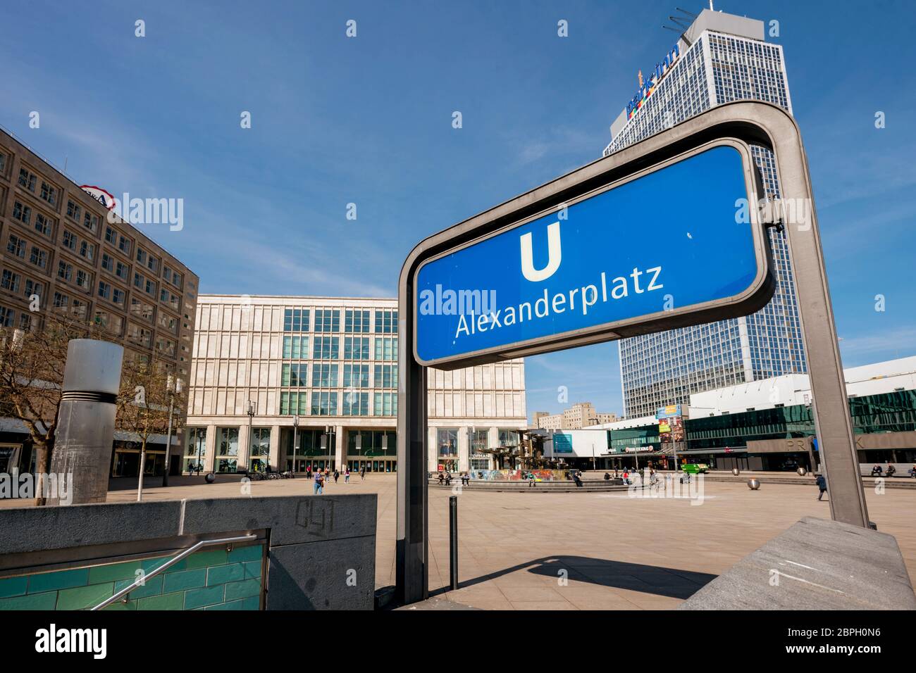 Eingang zur U-Bahn-Station Alexanderplatz. Nur wenige Menschen gehen durch die Pandemie mit Covid-19 über den Alexanderplatz Stockfoto