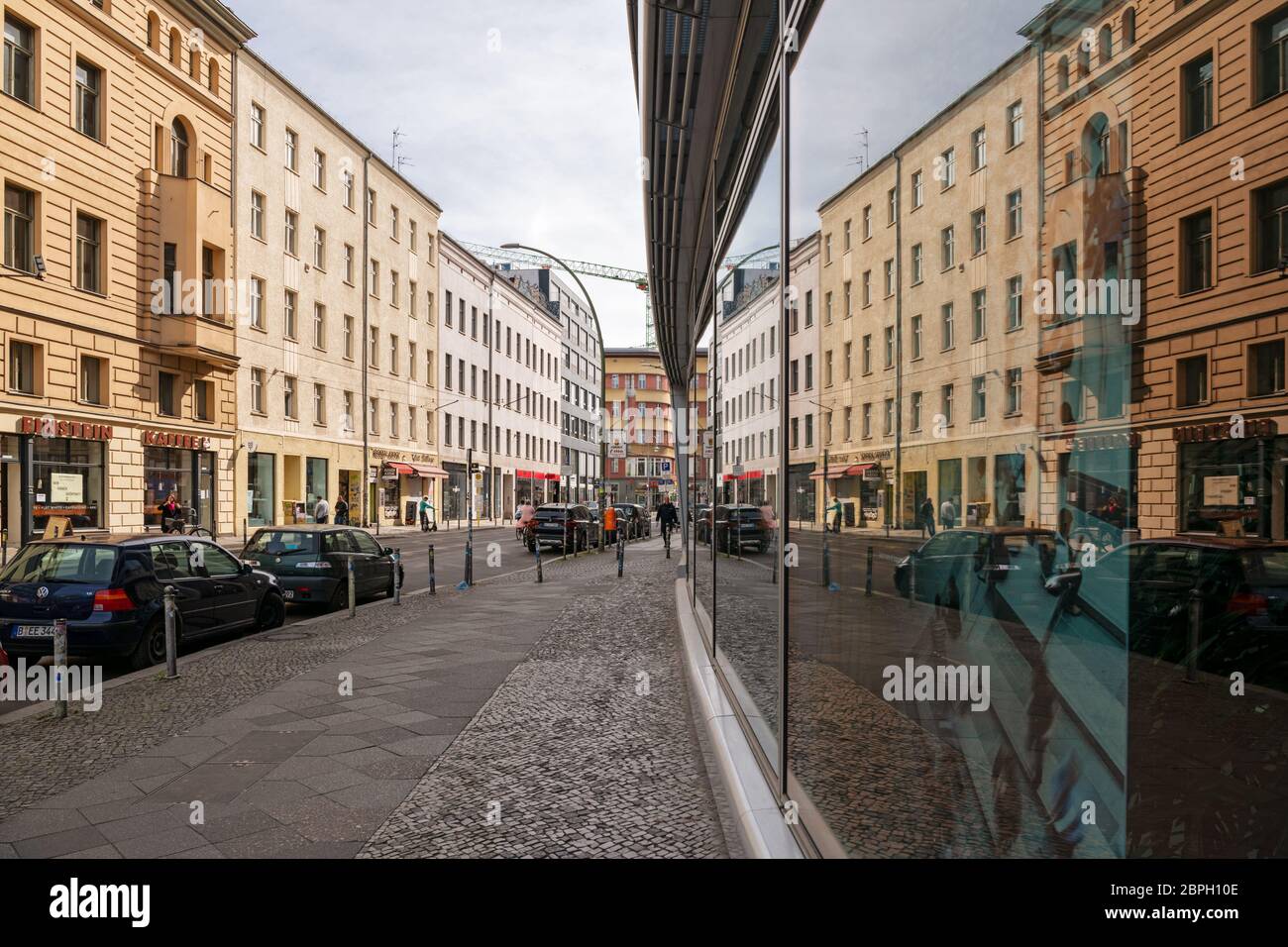 Berlin, Deutschland. Verlassene Straße in der Stadt berlin während der Sperrung des Coronavirus. Rosenthaler Straße. Stockfoto