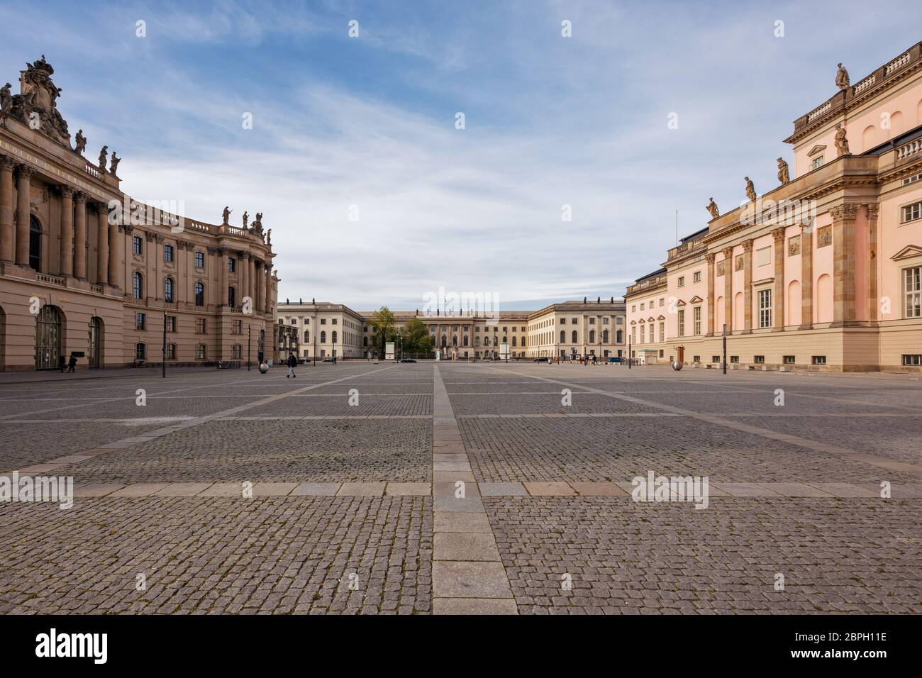 Berlin, Deutschland. Verlassene Bebelplatz während Coronavirus Sperrung. Stockfoto