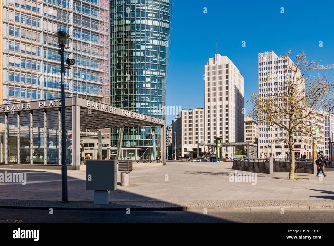 Leere Straßen und Plätze in Berlin während der Koronakrise. Aufgrund der Pandemie mit Covid-19 erscheint die Stadt menschenleer. Hier: Potsdamer Platz Stockfoto