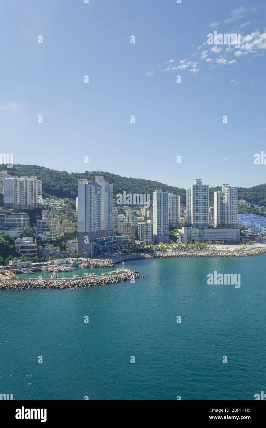 Luftaufnahme des Piers und der Marina Bay in Busan am Songdo Beach an sonnigen Tagen Stockfoto