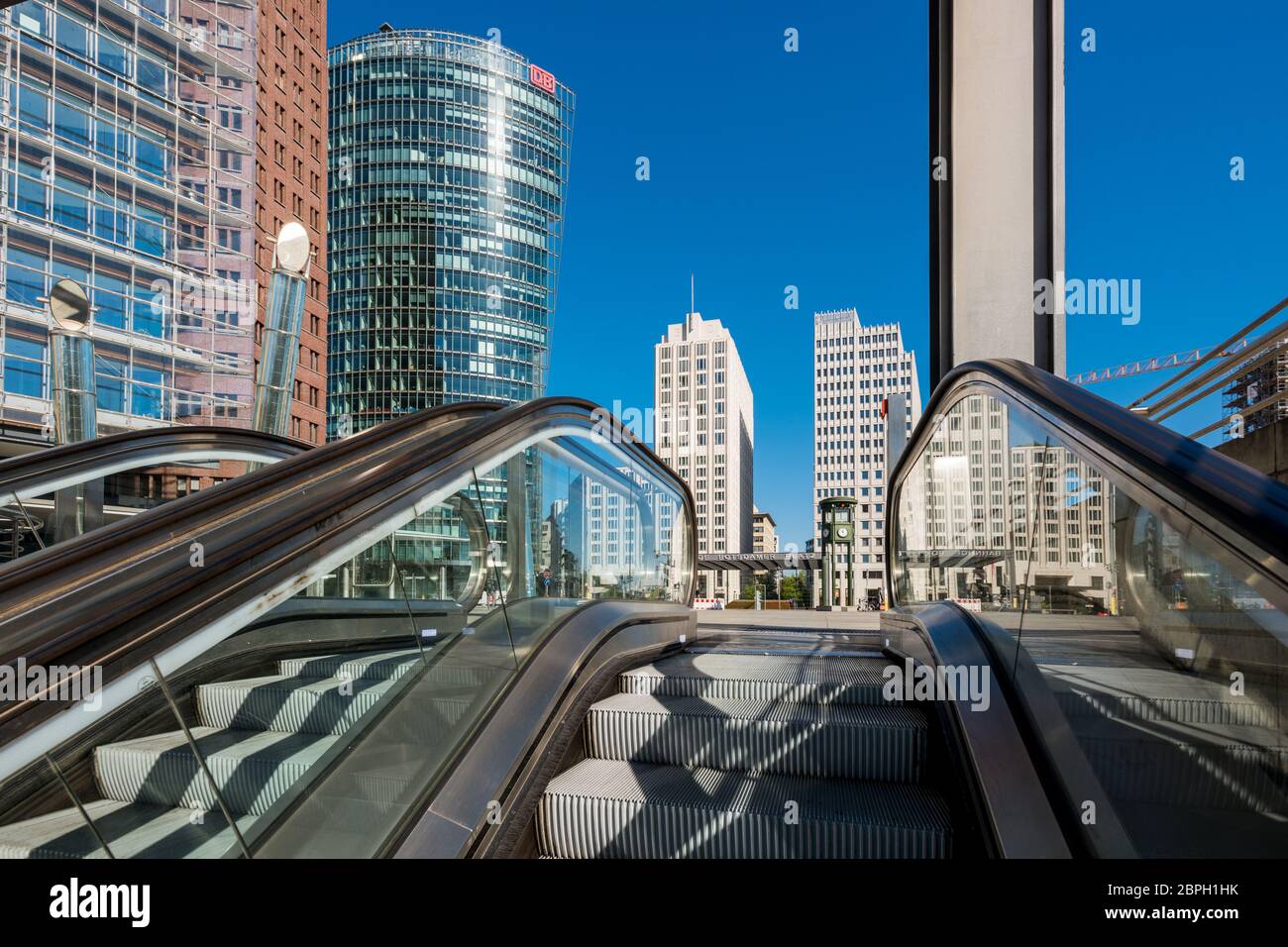 Leere Straßen und Plätze in Berlin während der Koronakrise. Aufgrund der Pandemie mit Covid-19 erscheint die Stadt menschenleer. Hier: Potsdamer Platz Stockfoto