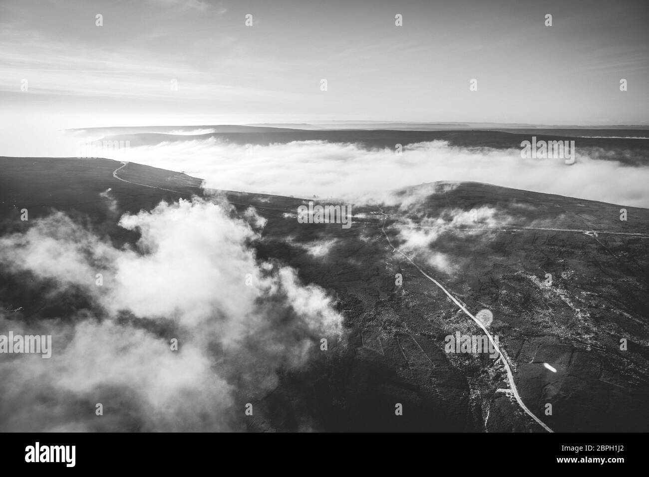 Schwarz-Weiß Luftansicht eines wolkigen Yorkshire Moors Stockfoto
