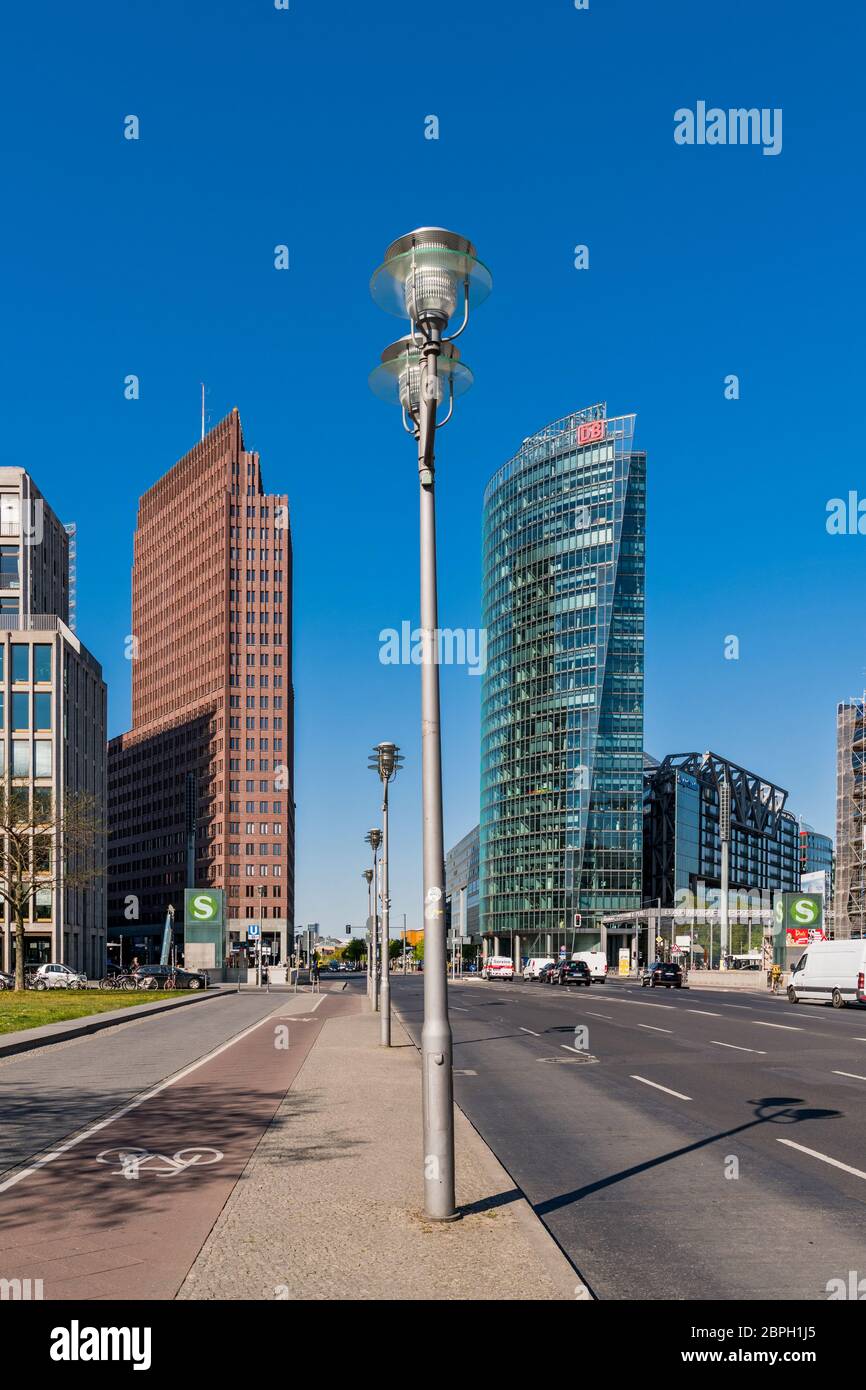 Leere Straßen und Plätze in Berlin während der Koronakrise. Aufgrund der Pandemie mit Covid-19 erscheint die Stadt menschenleer. Potsdamer Platz Stockfoto