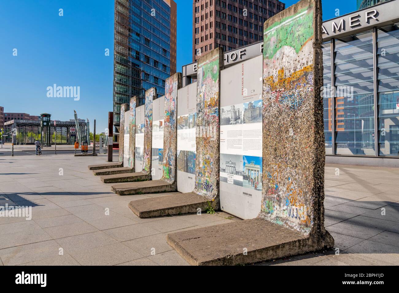 Leere Straßen und Plätze in Berlin während der Koronakrise. Aufgrund der Pandemie mit Covid-19 erscheint die Stadt menschenleer. Potsdamer Platz Stockfoto