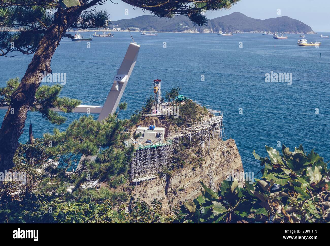 Bauarbeiten auf der kleinen Insel Songdo Skywalk Park mit Seascape und Bergen im Hintergrund Stockfoto