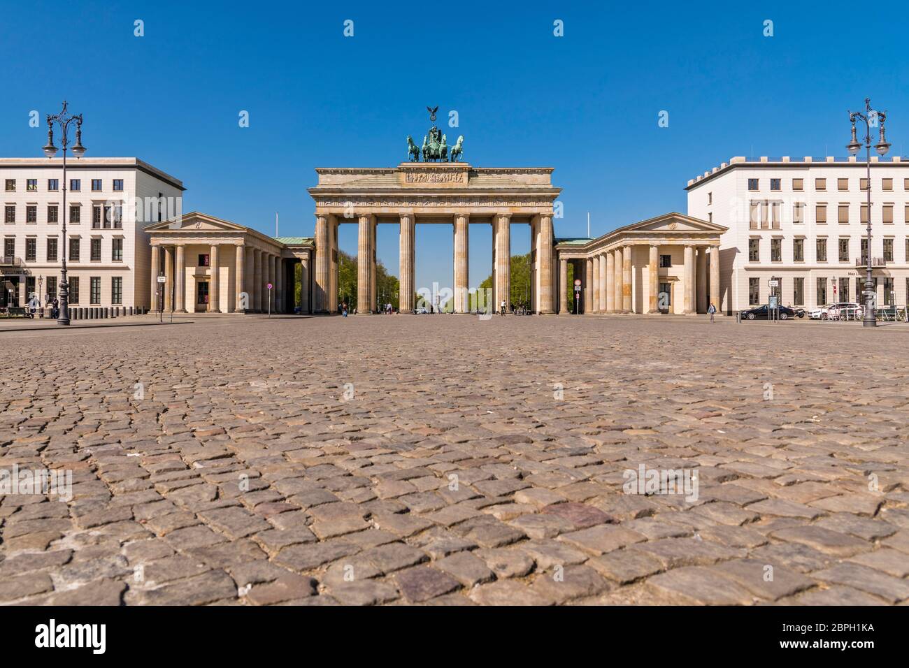 Leere Straßen und Plätze in Berlin während der Koronakrise. Aufgrund der Pandemie mit Covid-19 erscheint die Stadt menschenleer. Brandenburger Tor Stockfoto