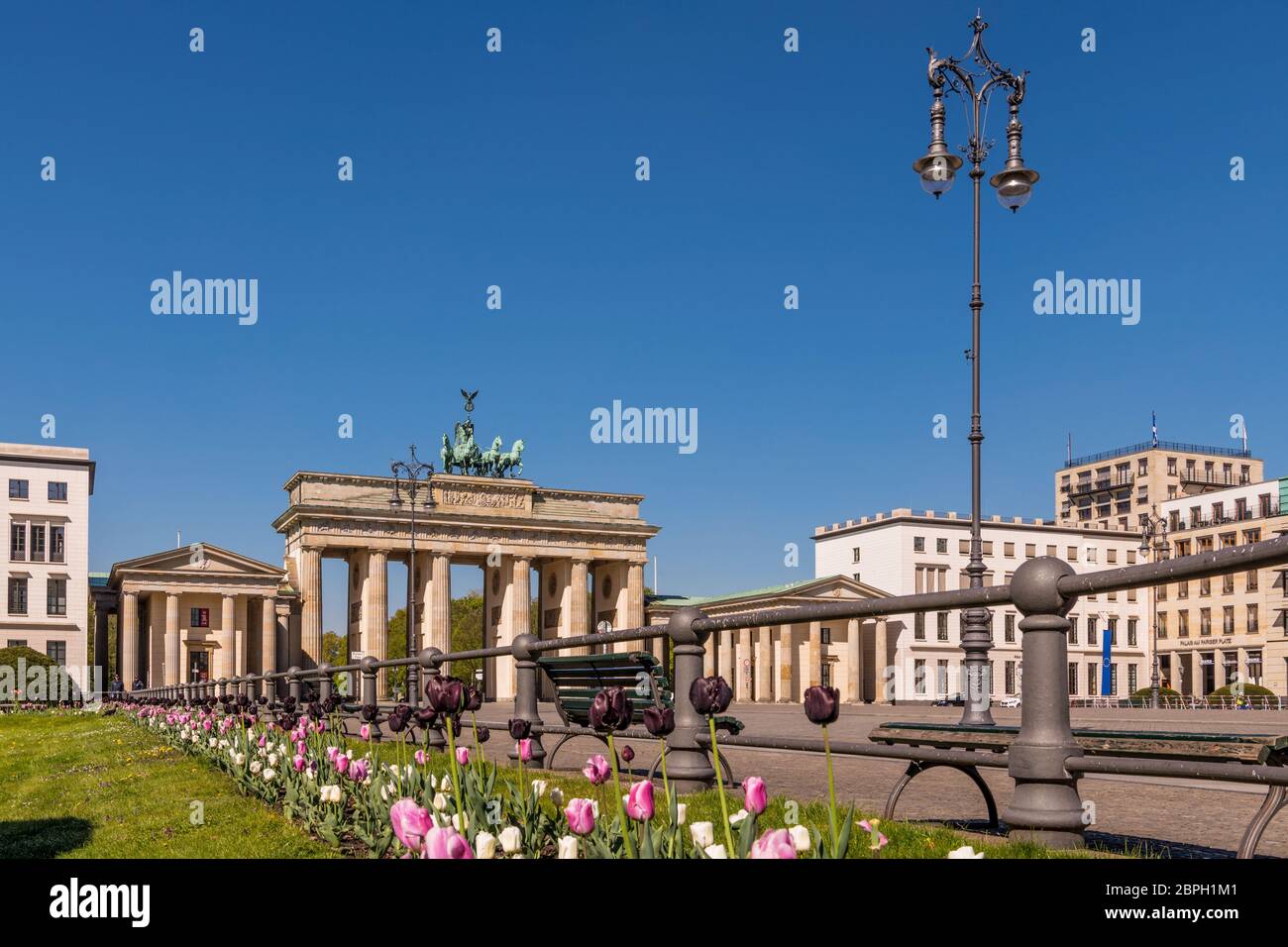 Leere Straßen und Plätze in Berlin während der Koronakrise. Aufgrund der Pandemie mit Covid-19 erscheint die Stadt menschenleer. Brandenburger Tor Stockfoto