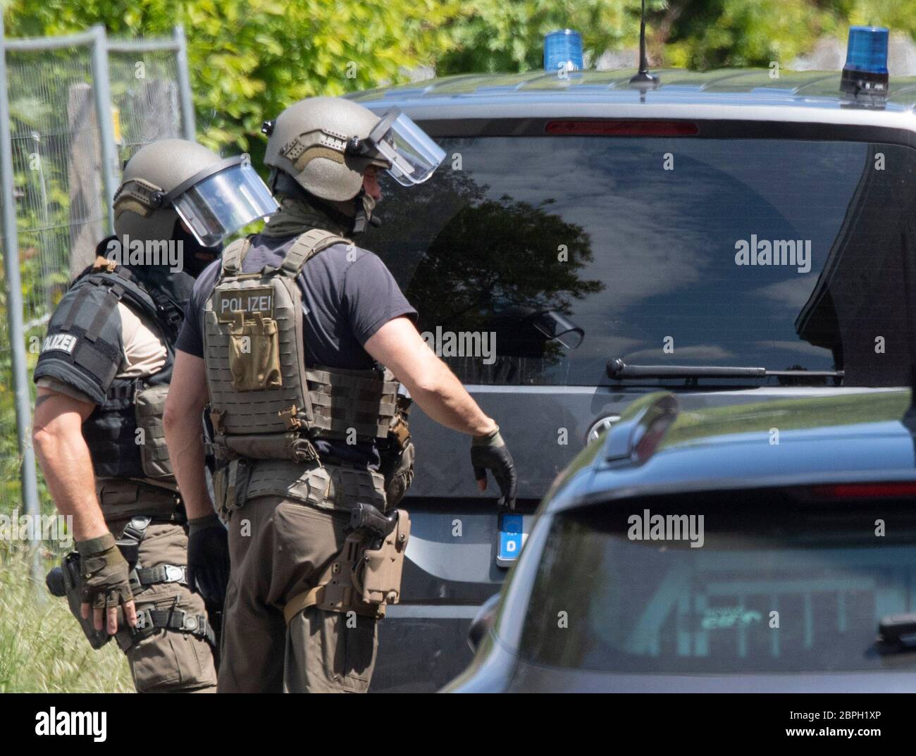 Marburg, Deutschland. Mai 2020. Offiziere einer speziellen Polizeieinheit bereiten sich auf einen Angriff in einer Wohnsiedlung in Marburg vor. Nach ersten Berichten soll sich mindestens eine Person in einer Wohnung verbarrikadiert haben. Die Angriffsfläche wurde über einen weiten Bereich abgesperrt. Quelle: Boris Roessler/dpa/Alamy Live News Stockfoto