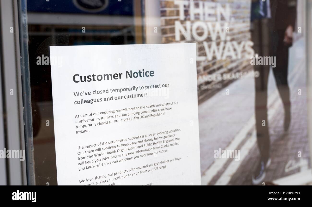 Kundenbenachrichmachung in einem Schaufenster während der Pandemie Covid-19, Market Harborough, Leicestershire, England. Stockfoto