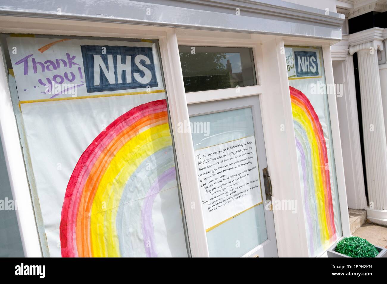 Unterstützung für das NHS Regenbogenschild in einem Schaufenster während der Covid-19 Pandemie, Market Harborough, Leicstershire, England. Stockfoto
