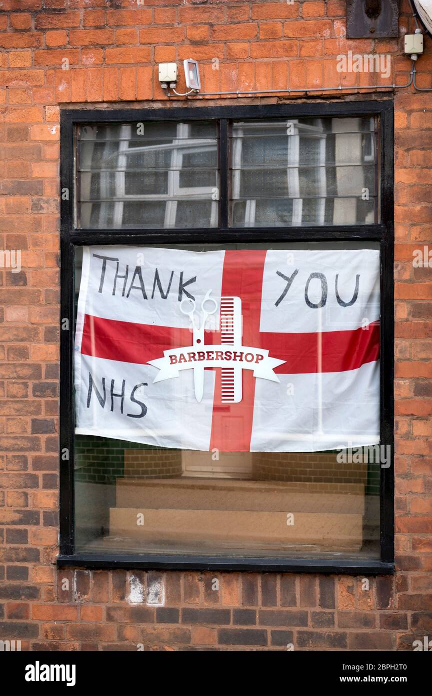 Unterstützung für die englische NHS-Flagge in einem Schaufenster während der Covid-19 Pandemie, Market Harborough, Leicstershire, England. Stockfoto