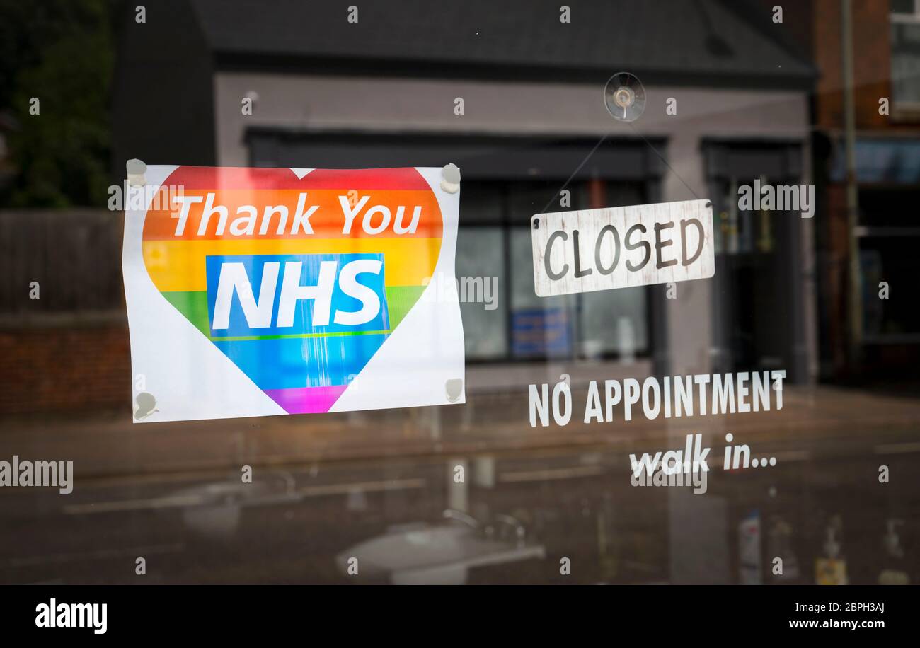 Unterstützung für das NHS Regenbogenherz in einem Schaufenster während der Covid-19 Pandemie, Market Harborough, Leicstershire, England. Stockfoto