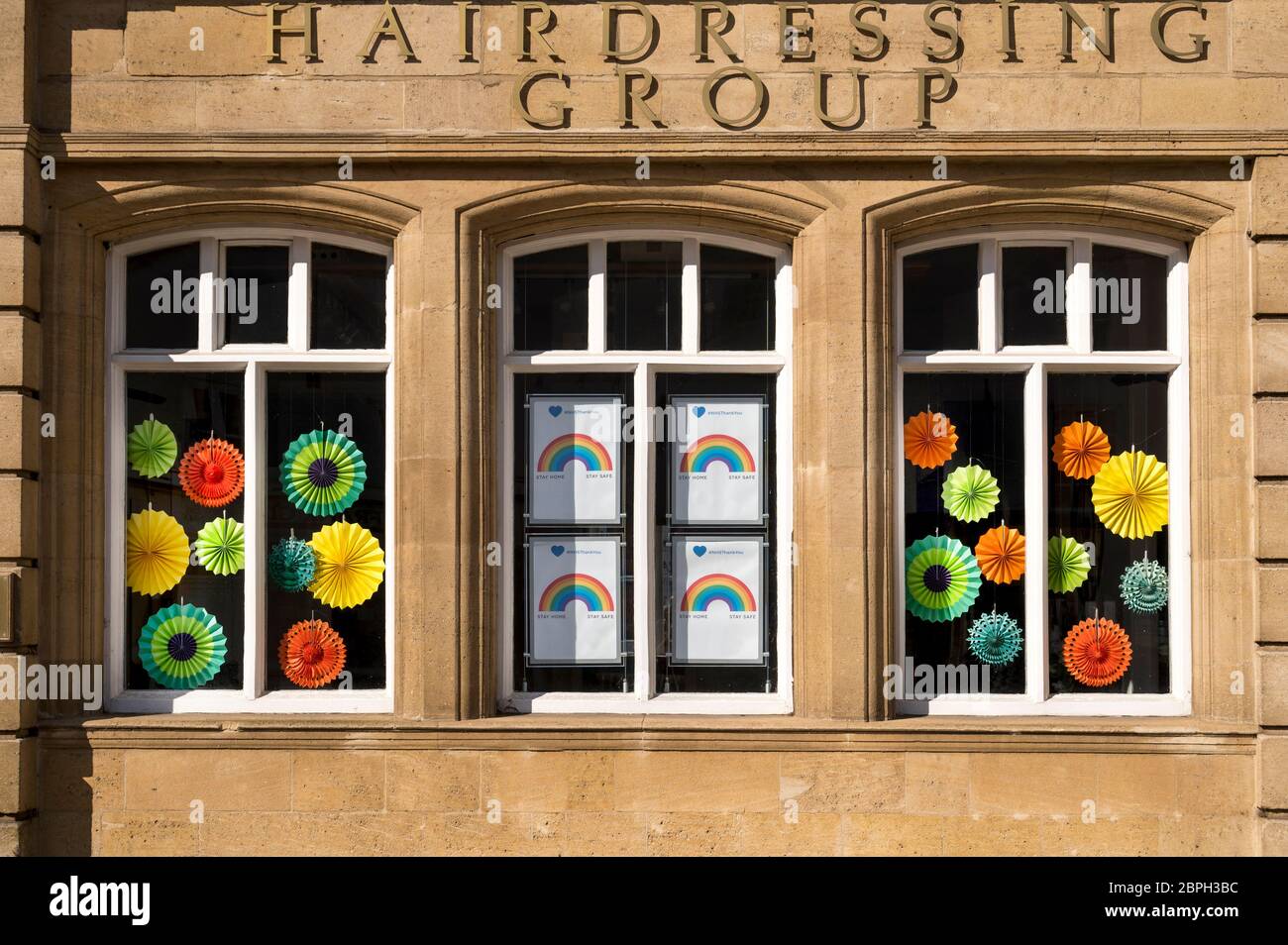 Unterstützung für die NHS Regenbogen-Zeichen in einem Friseurfenster während der Covid-19 Pandemie, Market Harborough, Leicstershire, England. Stockfoto
