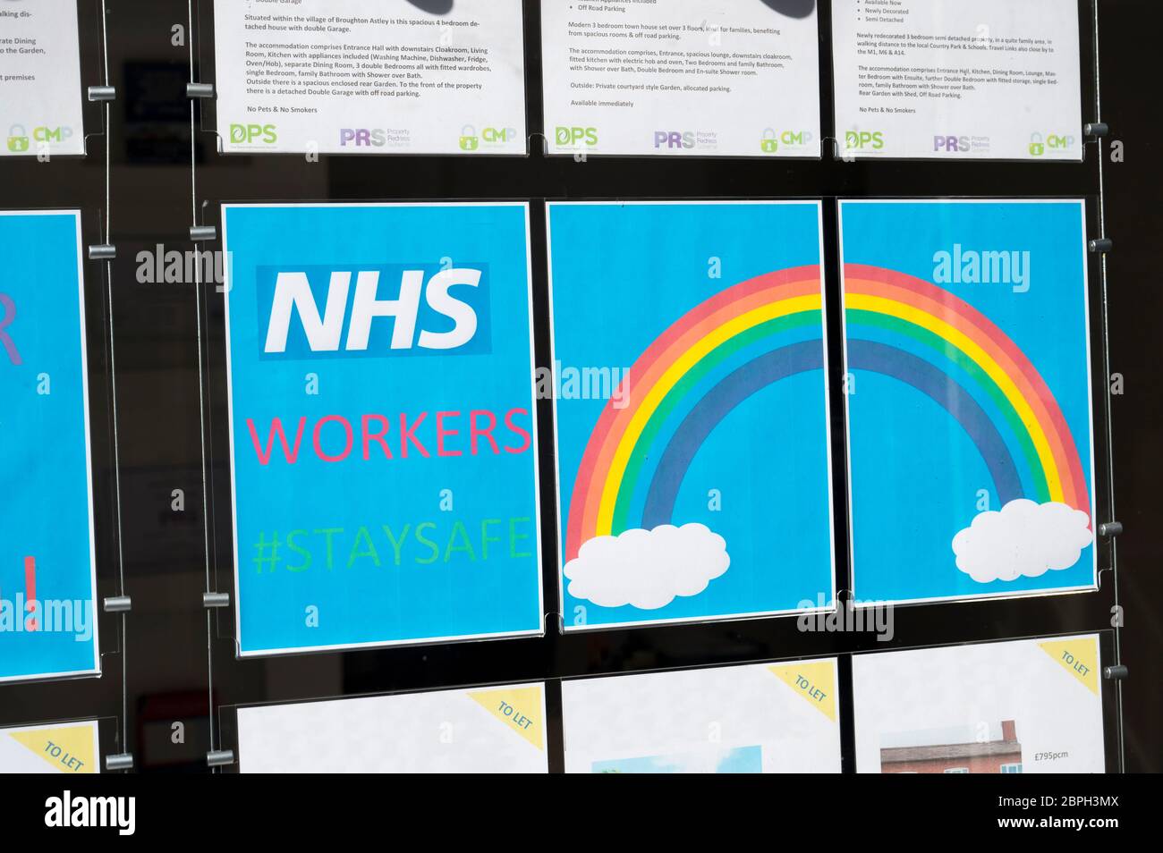 Unterstützung für das NHS Regenbogenschild in einem Schaufenster während der Covid-19 Pandemie, Market Harborough, Leicstershire, England. Stockfoto