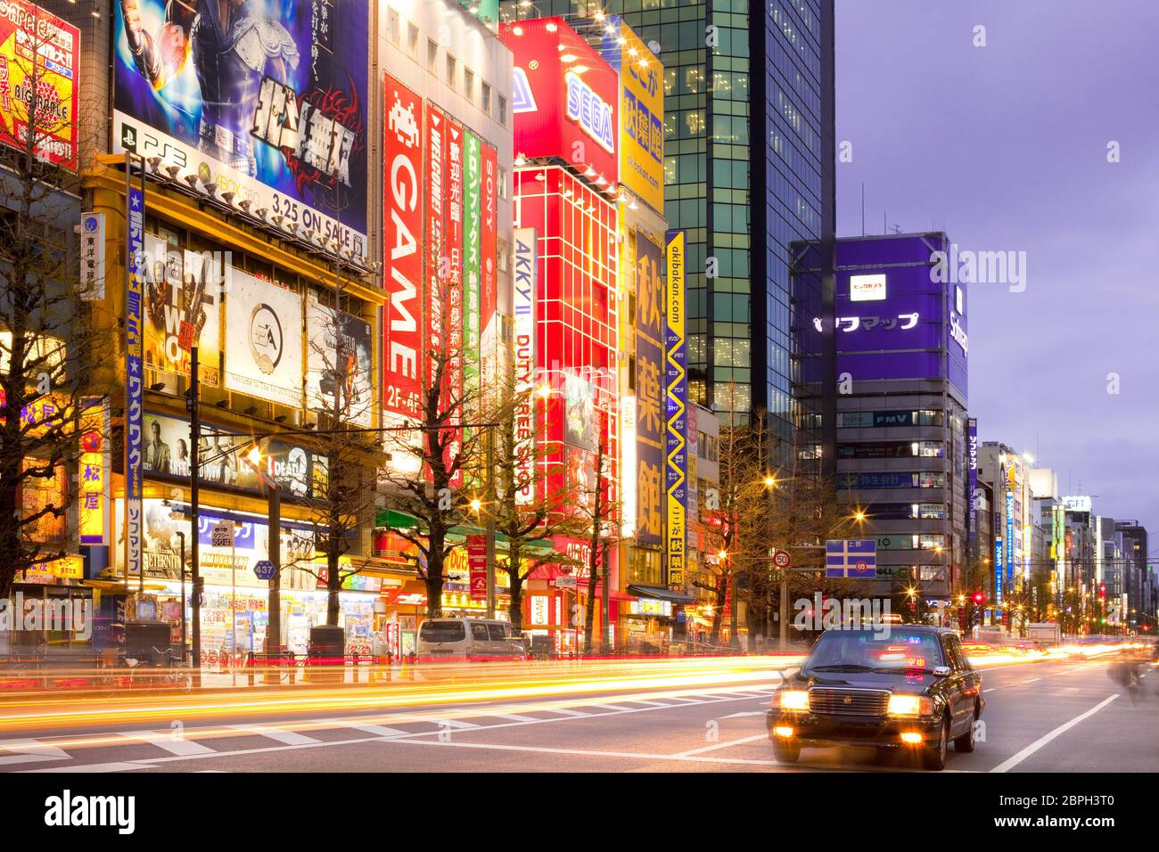 Akihabara Electric Town, Tokyo, Kanto Region, Honshu - Werbung Werbetafeln und Verkehr und Lichtwege bei Akihabara. Stockfoto