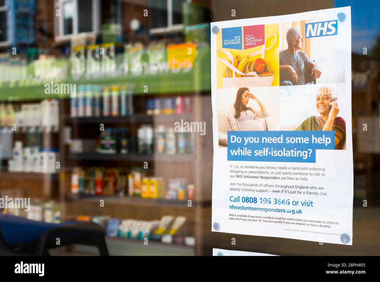 Plakat in einem Schaufenster der Apotheke während der Pandemie Covid-19, Market Harborough, Leicestershire, England. Stockfoto
