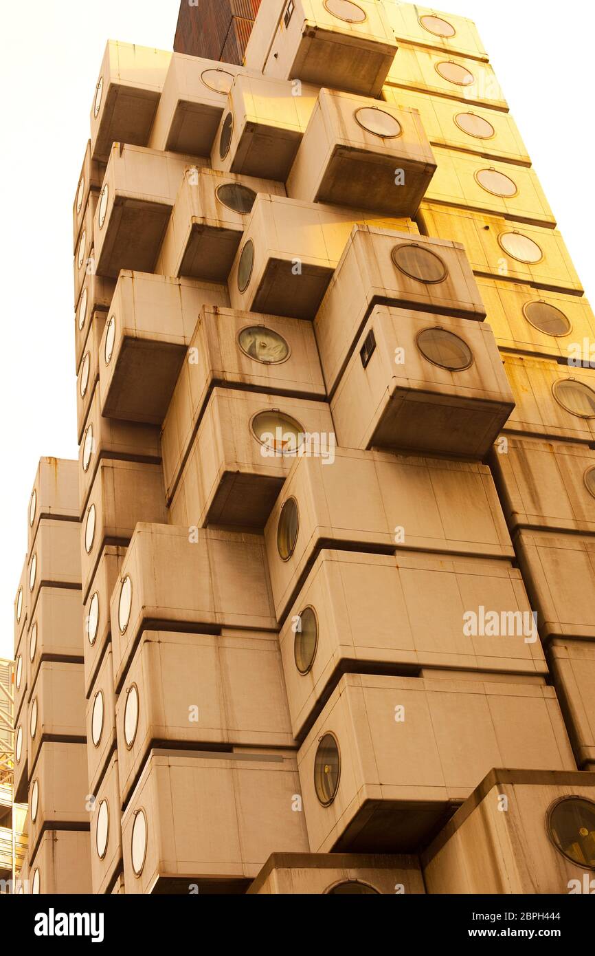Shiodome Area, Shimbashi, Tokio, Kanto Region, Honshu, Japan - die avantgardistische Architektur des Nakagin Capsule Tower. Stockfoto