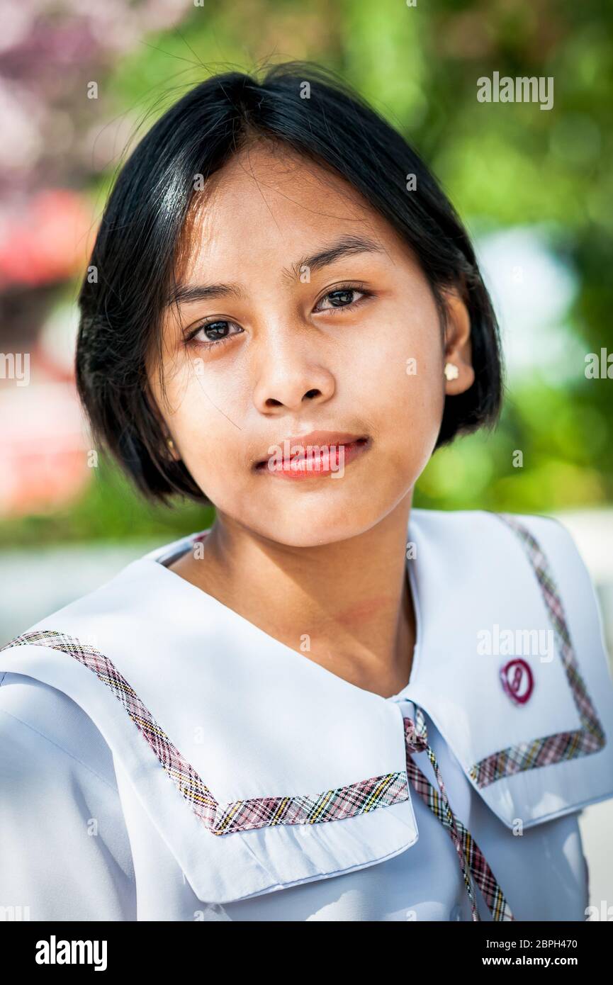 Ein schönes philippinisches Schulmädchen posiert in einem Park in Angeles City, Philippinen. Stockfoto