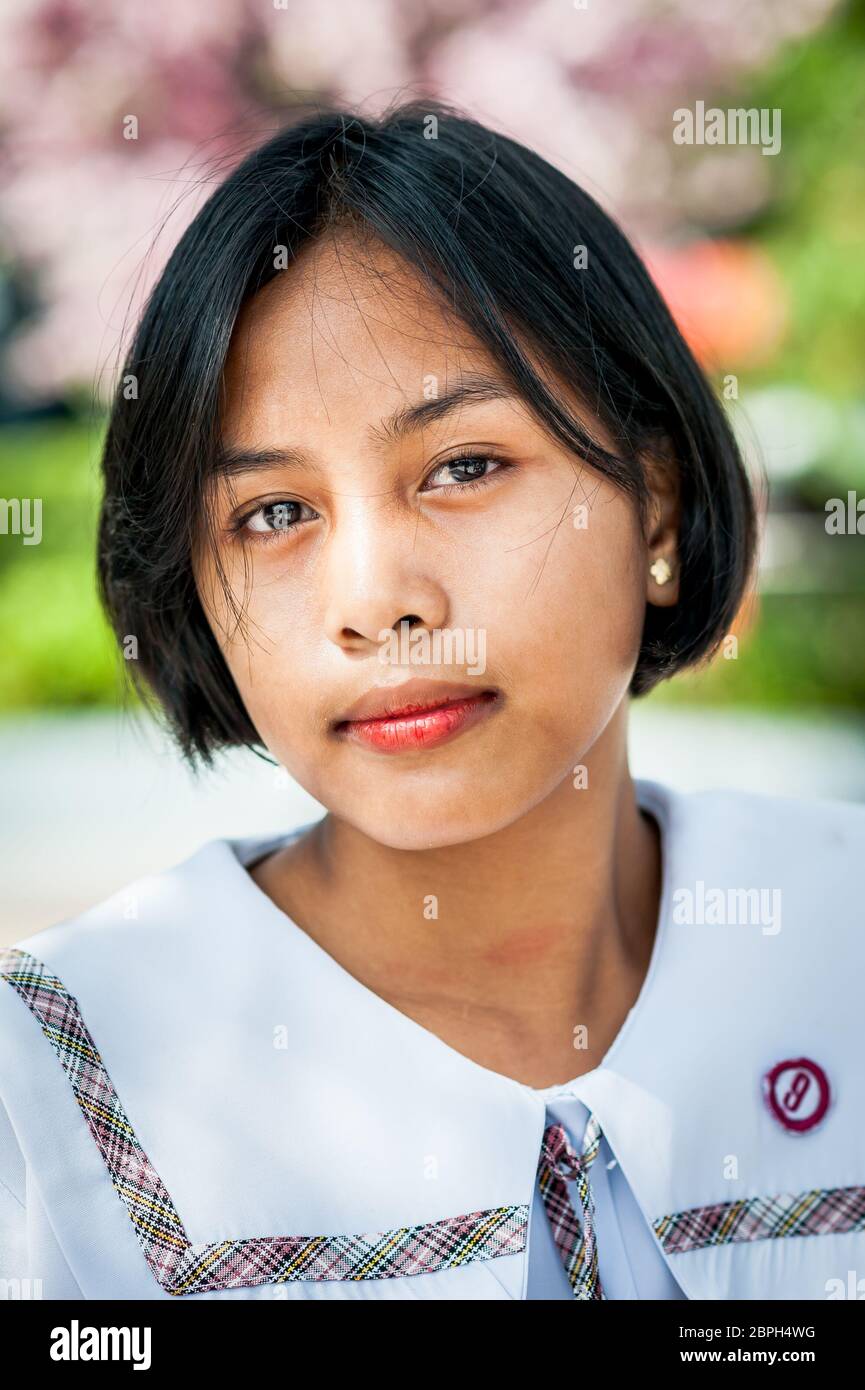 Ein schönes philippinisches Schulmädchen posiert in einem Park in Angeles City, Philippinen. Stockfoto