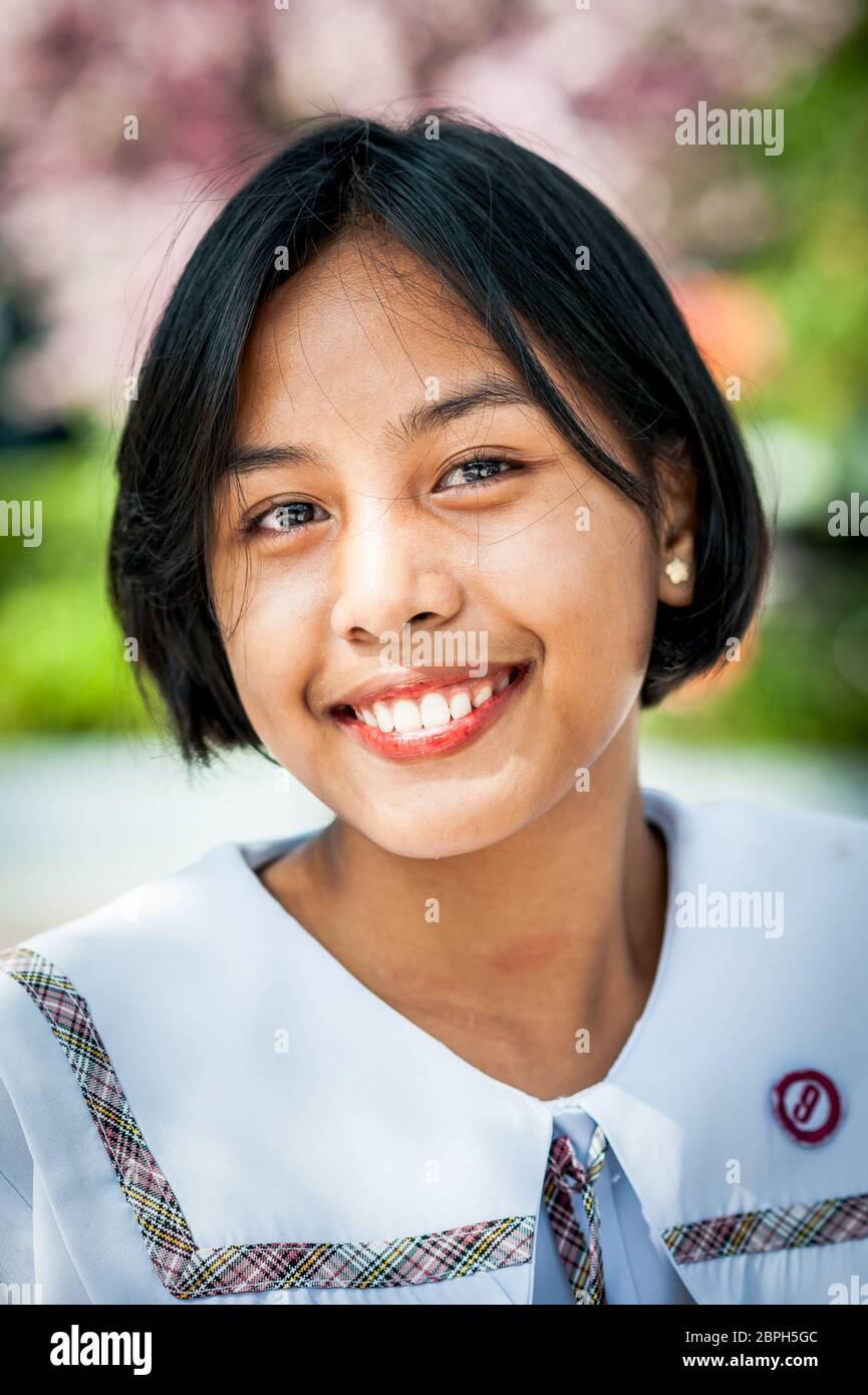Ein schönes philippinisches Schulmädchen posiert in einem Park in Angeles City, Philippinen. Stockfoto