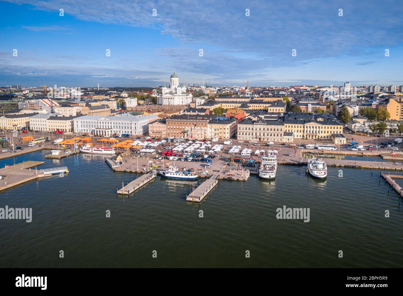 Im Sommer können Sie die Skyline von Helsinki mit dem Markt, der Kathedrale und dem Präsidentenpalast aus der Luft betrachten. Finnland Stockfoto