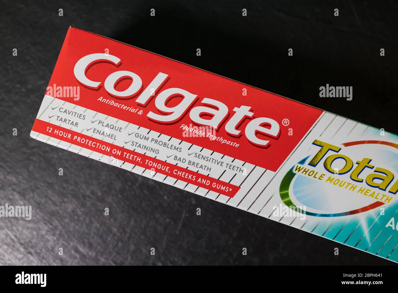LONDON - 16. MAI 2020: Colgate total Zahnpasta in Box Stockfoto