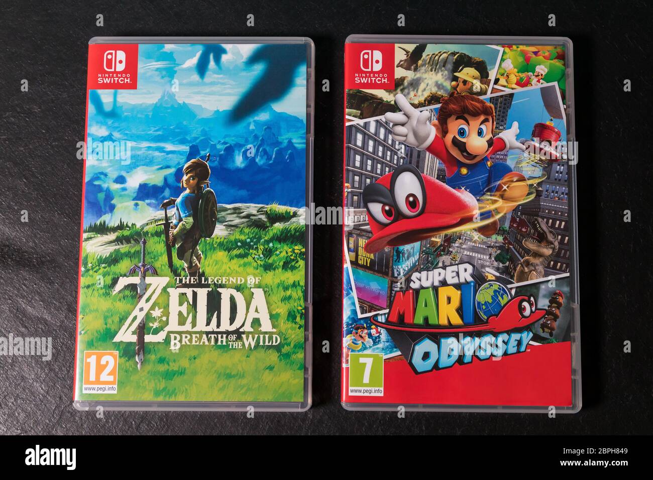 LONDON - 08. APRIL 2020: Legend of Zelda und Super Mario Odyssey Videospiele  für Nintendo Switch Stockfotografie - Alamy