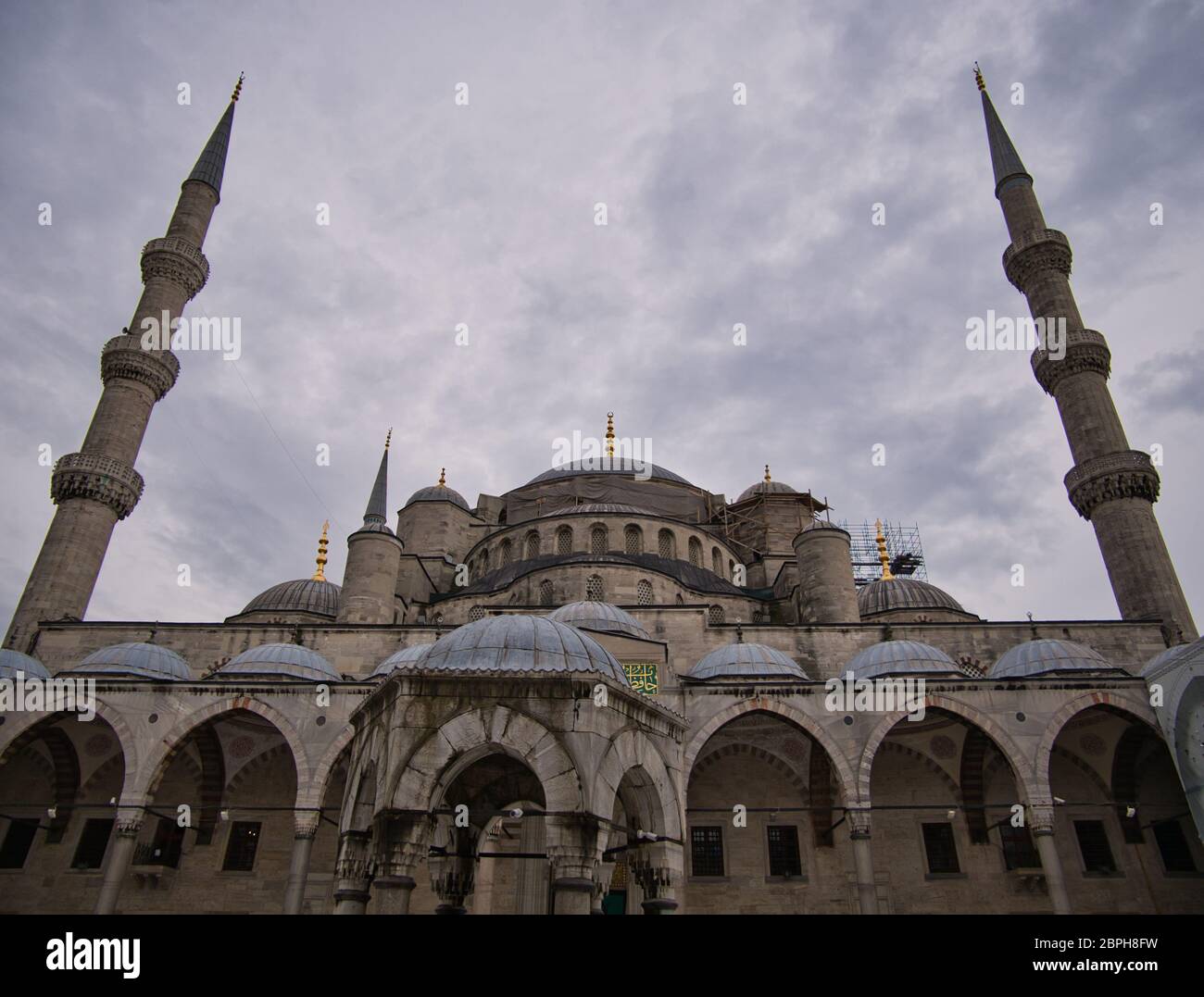 Innenansicht der Sultan Ahmed Moschee mit Kuppel und Minaretten Stockfoto
