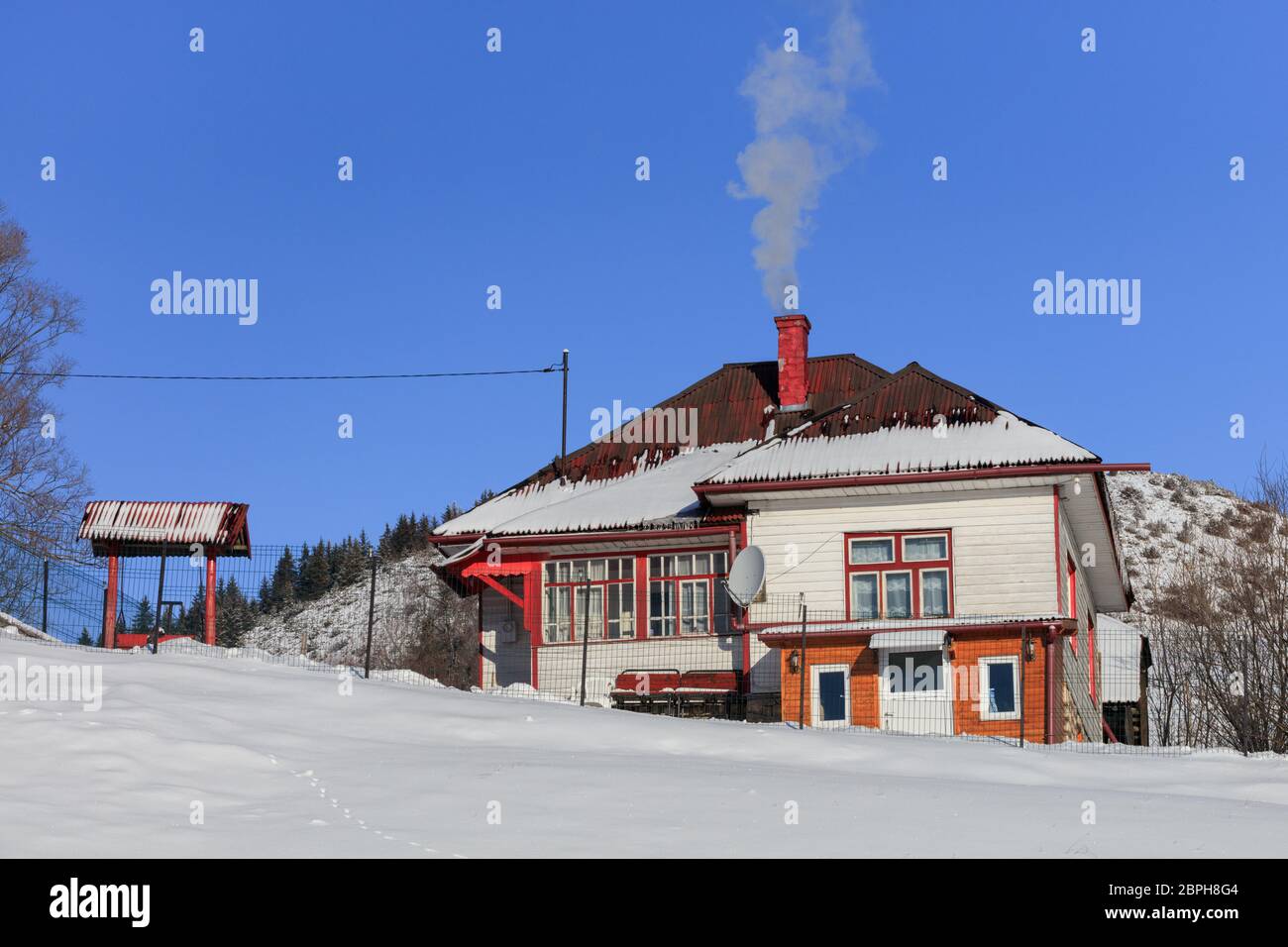 Traditionelles Haus in Fundatica Dorf. Brasov, Rumänien Stockfoto