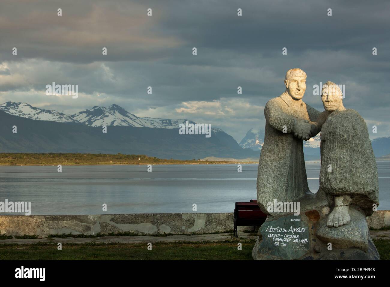 Steinskulptur des Entdeckers Alberto de Agostini und eines einheimischen Ureinwohners in Puerto Natales, Patagonien, Chile Stockfoto