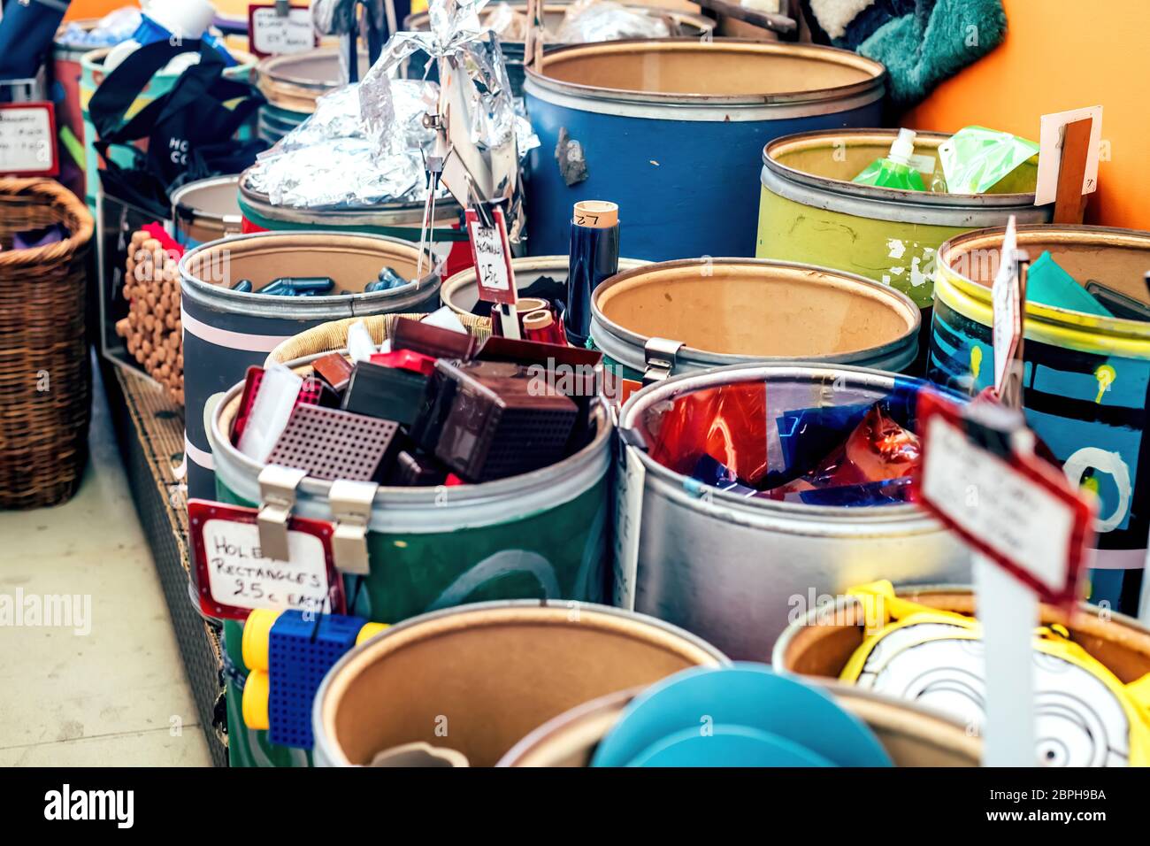 Große Fässer mit verschiedenen Recyclingmaterialien in einem Laden. Null Wasre Konzept. Stockfoto