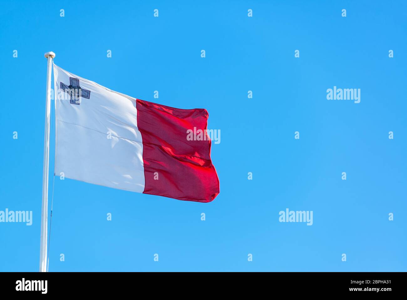 Die maltesische Flagge in Valletta, Malta fliegen vor blauem Himmel Stockfoto