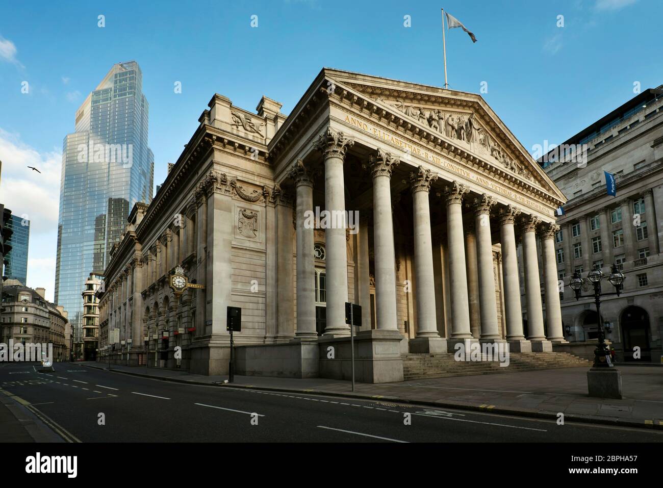 Bankstation mit der Royal Exchange am 7. Tag der Sperrung. London, März 2020 Stockfoto
