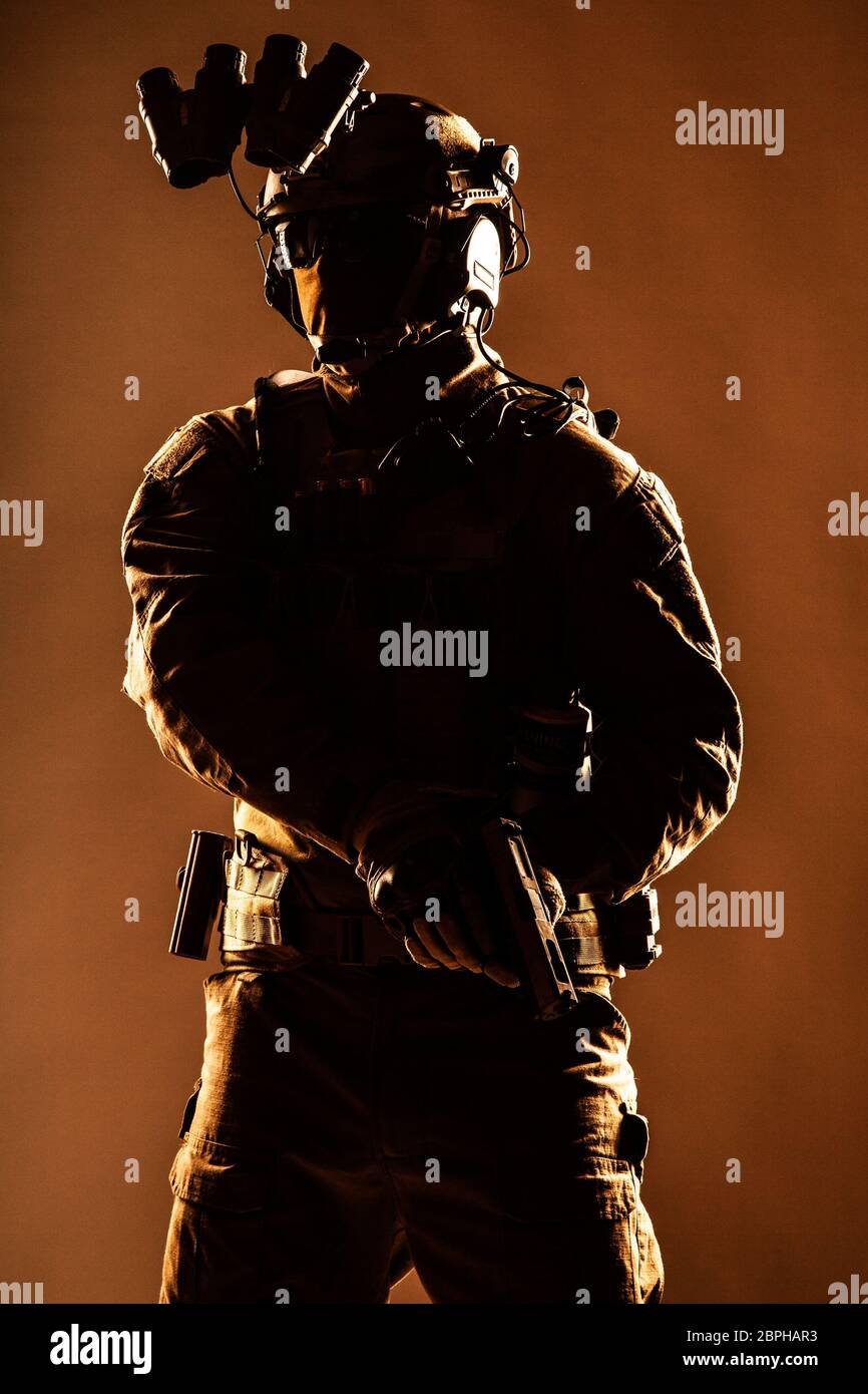 Anti terrorist squad Fighter, Armee Elite Forces Soldat in Maske, mit Nachtsichtgerät und taktische radio Headset auf Helm, bewaffneten Dienstpistole s Stockfoto