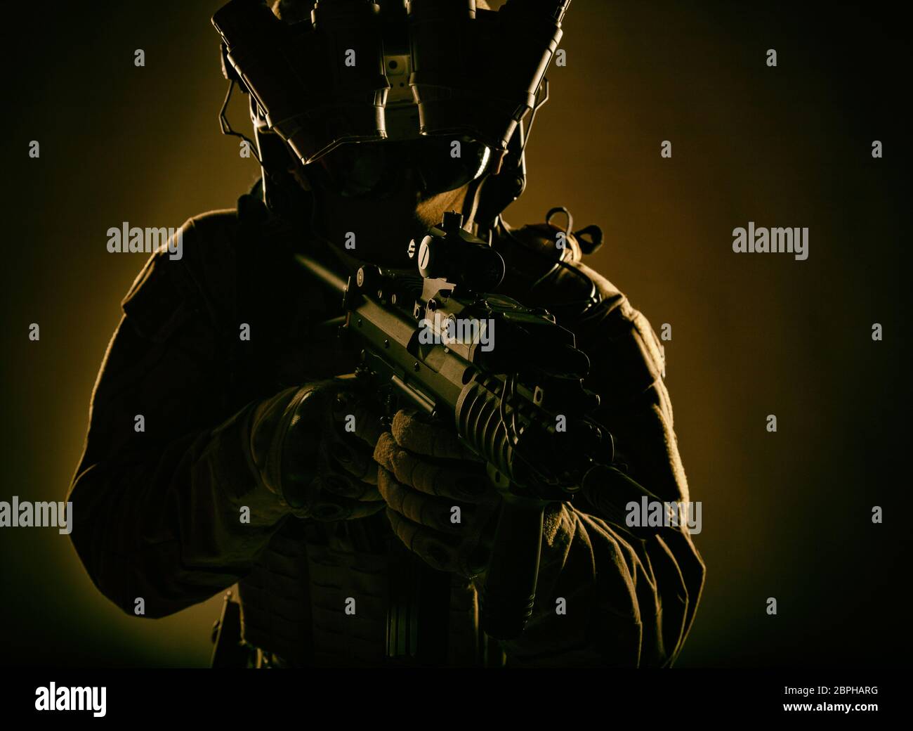 Special Operations Forces Soldat, Terrorismusbekämpfung assault Team Kämpfer mit Nachtsichtgerät auf Helm und red dot Laser Anblick auf service Gewehr, Stockfoto