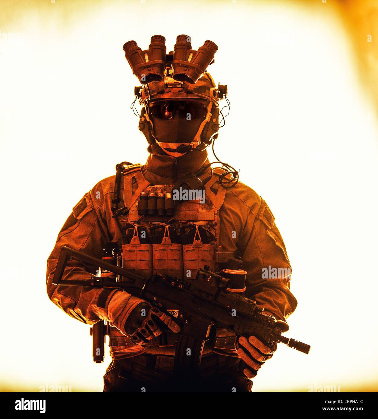 Halbe Länge studio Portrait von anti-terrorist squad Fighter, Special Operations Soldat, militärisches Unternehmen Söldner in taktische Munition mit Nacht Stockfoto