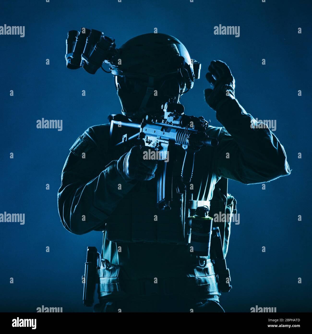 Special Operations Soldat, SWAT Team fighter in der Maske und Brille ausgestattet, Nachtsichtgerät, bewaffnete kurze Barrel service Gewehr, ein Blick zurück und in die Sh Stockfoto