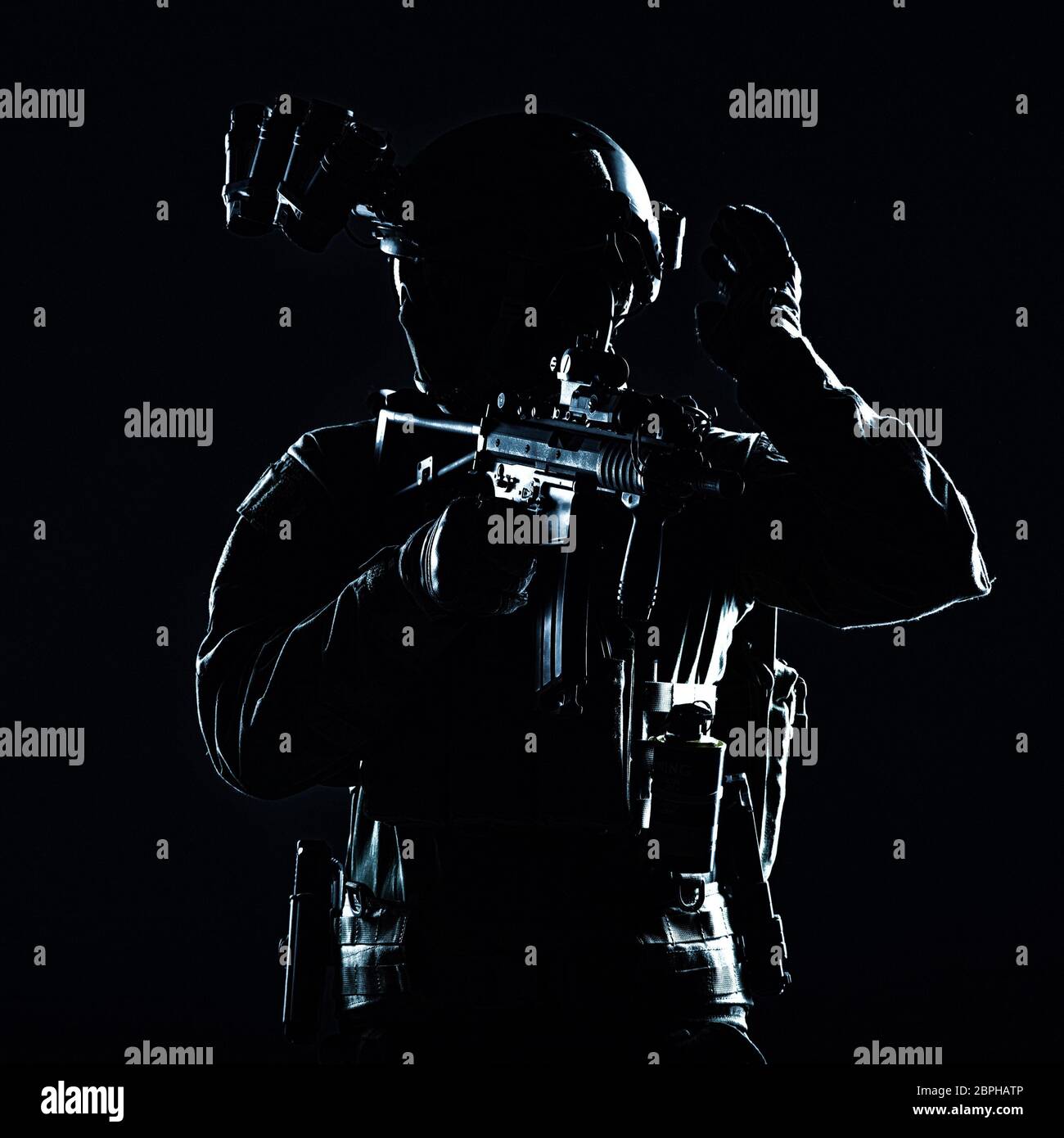 Special Operations Soldat, SWAT Team fighter in der Maske und Brille ausgestattet, Nachtsichtgerät, bewaffnete kurze Barrel service Gewehr, ein Blick zurück und in die Sh Stockfoto