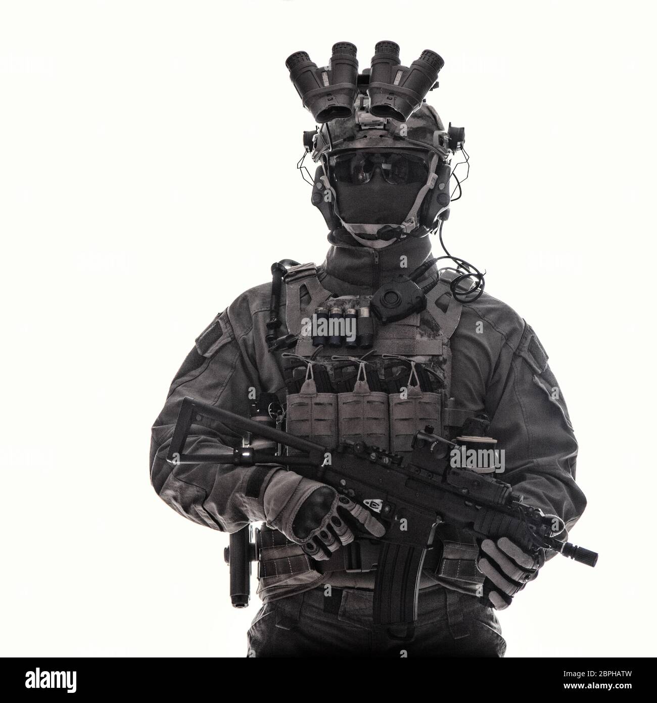 Halbe Länge studio Portrait von anti-terrorist squad Fighter, Special Operations Soldat, militärisches Unternehmen Söldner in taktische Munition mit Nacht Stockfoto