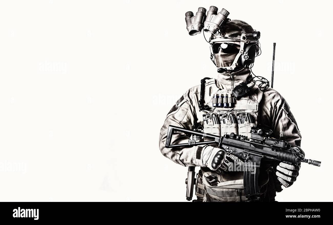 Armee elite Soldat mit versteckt hinter Maske und Brille im Gesicht, in voller taktischer Munition, Nachtsichtgerät, Radio Headset, bewaffneten kurzer Balken Stockfoto