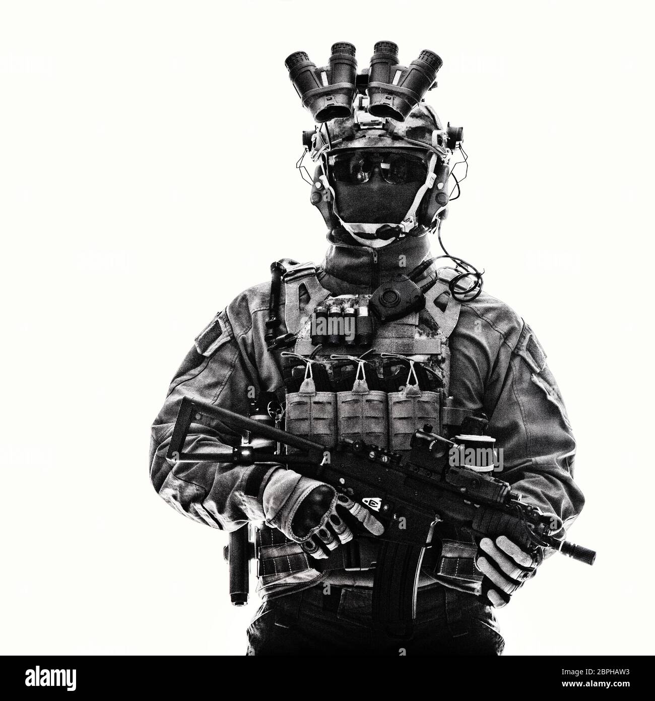 Halbe Länge studio Portrait von anti-terrorist squad Fighter, Special Operations Soldat, militärisches Unternehmen Söldner in taktische Munition mit Nacht Stockfoto