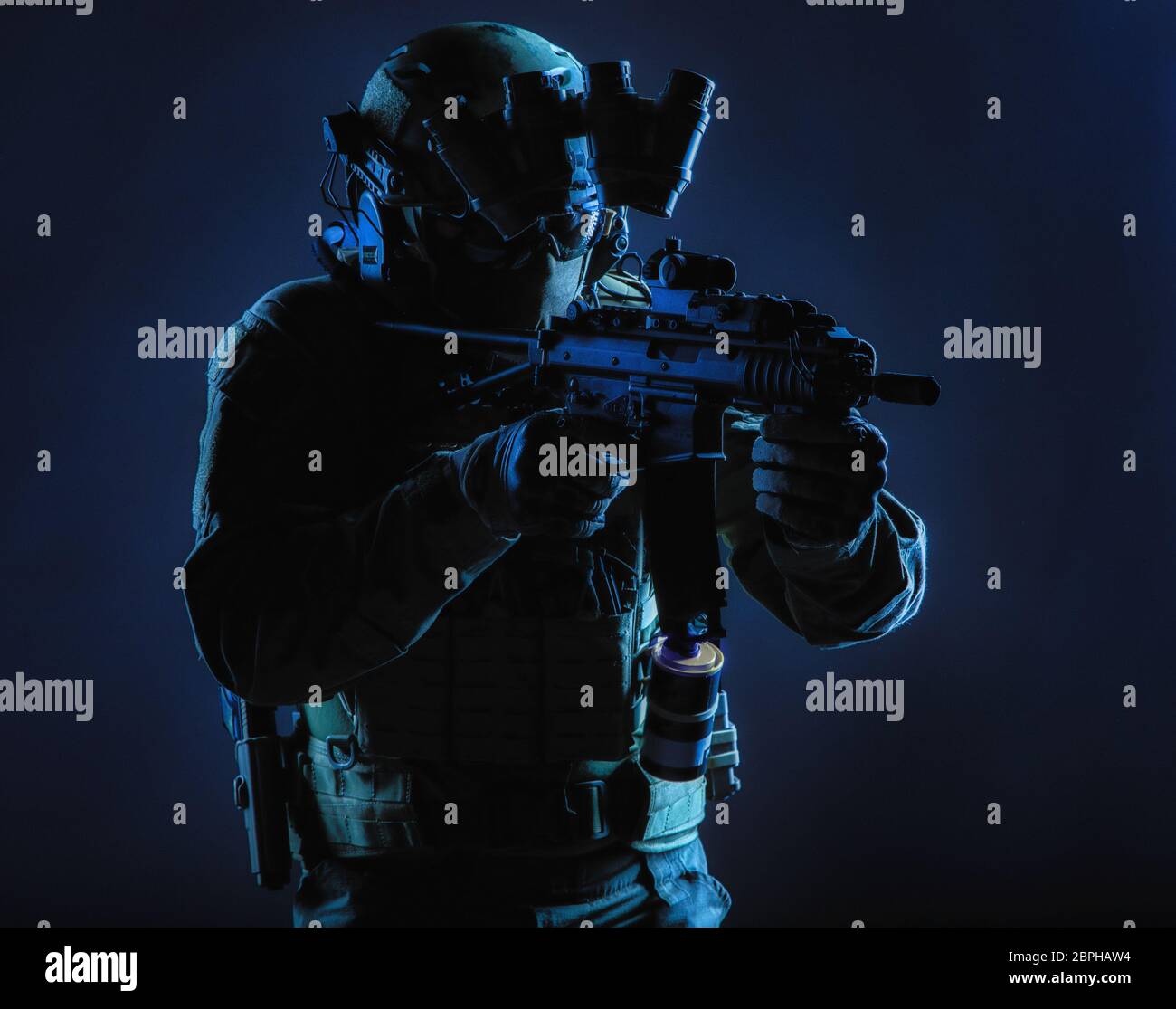 Army Special Operations squad Soldaten, Polizei Terrorismusbekämpfung assault Team Mitglied, Security Service rifleman in Maske, Helm mit Headset und Nacht Stockfoto