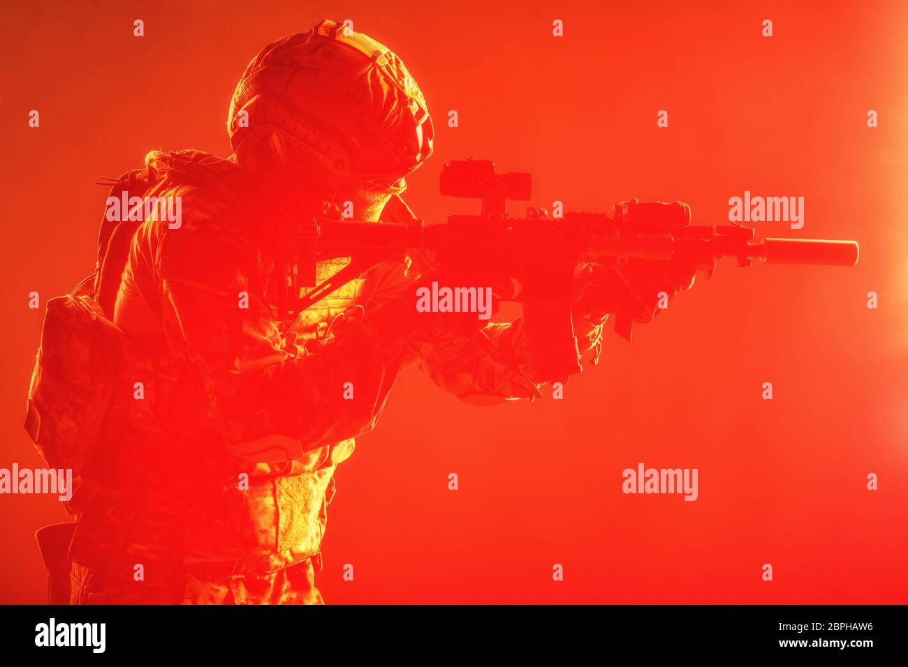 Modernen Soldaten der Army Special Forces, Polizei anti-terroristischen Gruppe Kämpfer in der Schlacht uniform, Helm mit Nachtsichtgerät Ziel kurze barrel Assa Stockfoto
