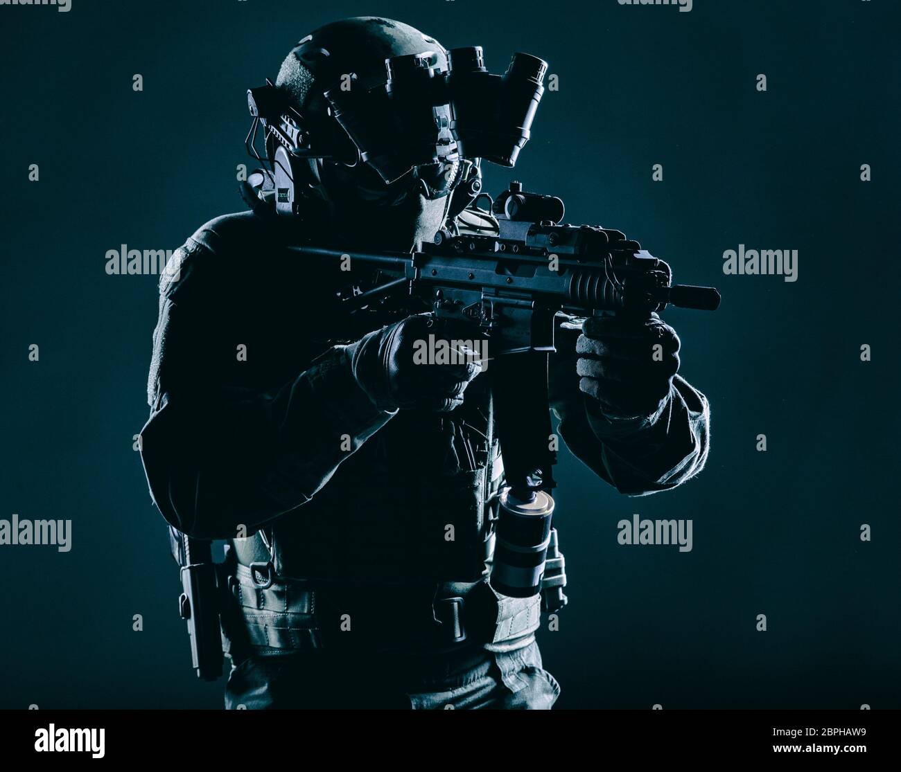 Army Special Operations squad Soldaten, Polizei Terrorismusbekämpfung assault Team Mitglied, Security Service rifleman in Maske, Helm mit Headset und Nacht Stockfoto