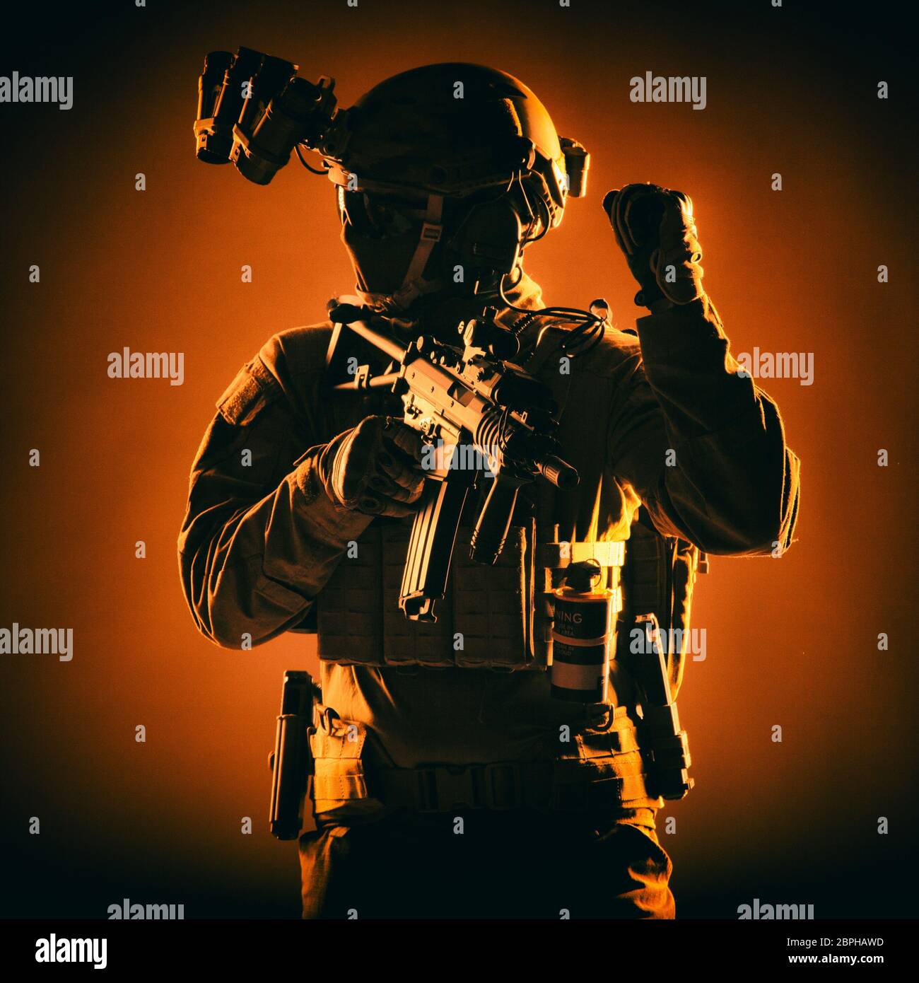 Special Operations Soldat, SWAT Team fighter in der Maske und Brille ausgestattet, Nachtsichtgerät, bewaffnete kurze Barrel service Gewehr, ein Blick zurück und in die Sh Stockfoto