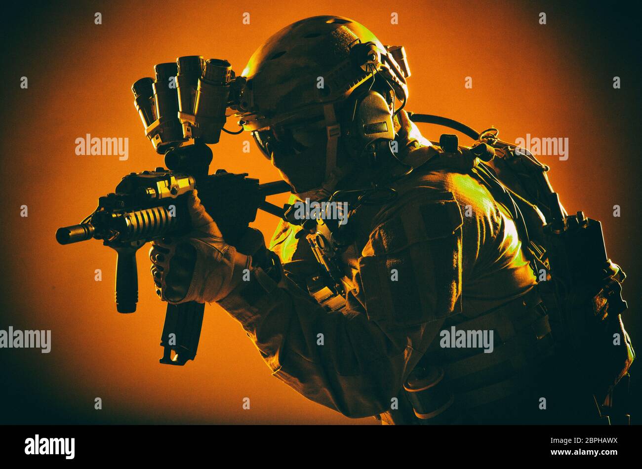 Army Special Operations Soldat, Commando fighter in voller taktischer Munition, Helm mit Radio Headset und Nachtsichtgerät, mit dem Ziel, kurze Lauf Stockfoto