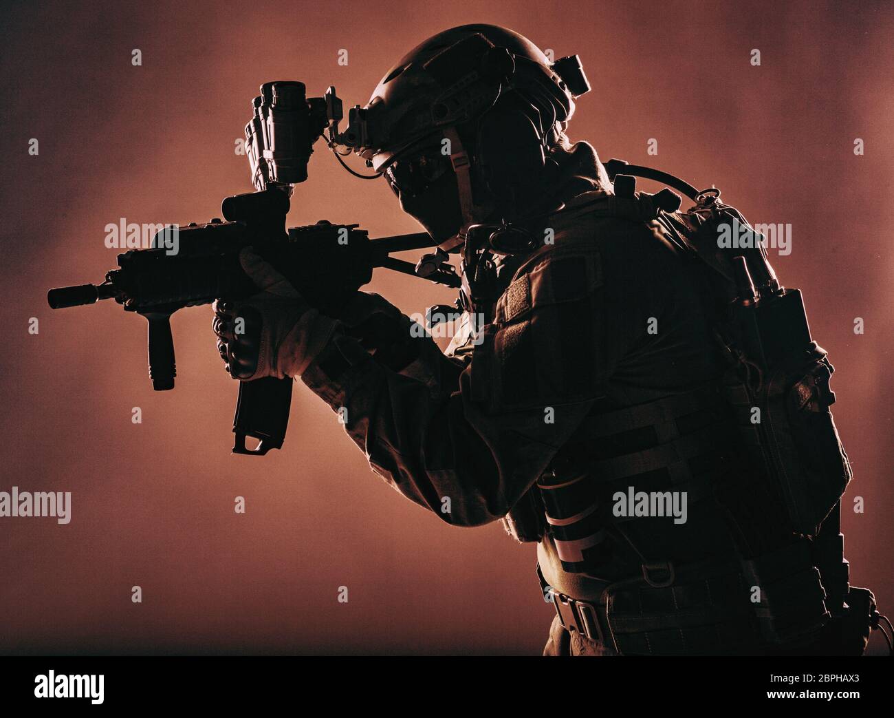 Armee Soldat, Counter Terrorist squad Fighter, militärisches Unternehmen Söldner in Munition und Schutzkleidung, Helm mit Nachtsichtgerät, mit dem Ziel, mit s Stockfoto