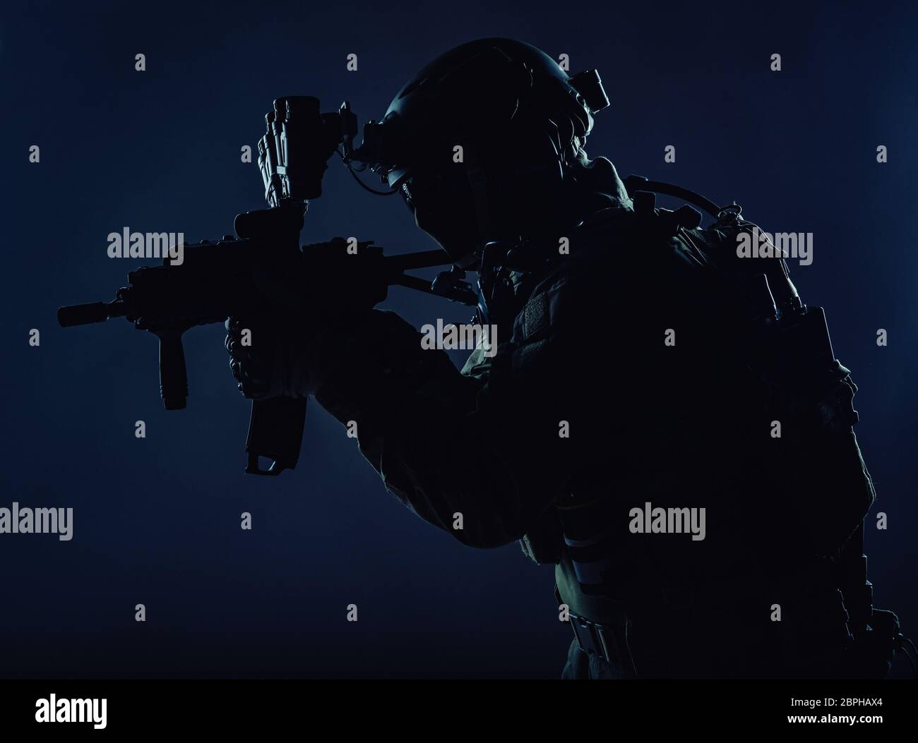 Army Special Operations squad Soldaten, Polizei Terrorismusbekämpfung assault Team Mitglied, Security Service rifleman in Maske, Helm mit Headset und Nacht Stockfoto