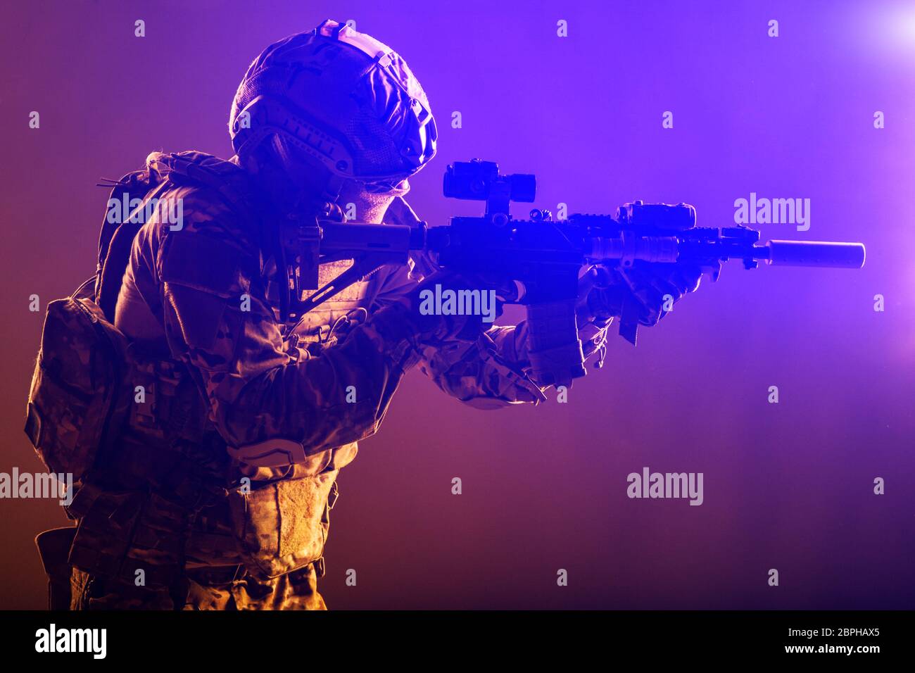 Modernen Soldaten der Army Special Forces, Polizei anti-terroristischen Gruppe Kämpfer in der Schlacht uniform, Helm mit Nachtsichtgerät Ziel kurze barrel Assa Stockfoto